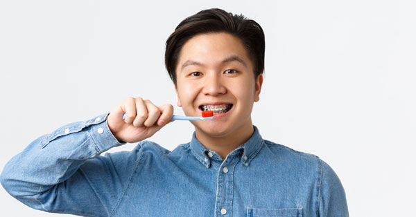 A helyes fogápolás fogszabályozó viselése során